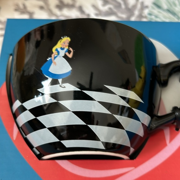 Disney’s Alice in Wonderland mug, saucer, and tea infuser with Aliceand rabbit - Picture 5 of 10